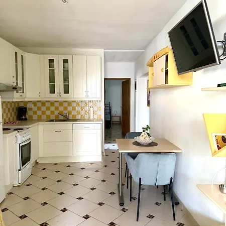 아파트 Cozy Seaside Apartment, -2 포레치