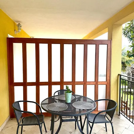 Cozy Seaside Apartment, -2 *